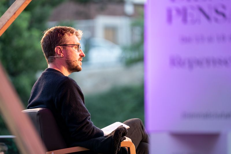 <div class='imageHoverDetail'>
             <p class='imageHoverTitle twoLineBreak'>Taula rodona "L'emergència del futur: Qui representa els qui encara no han na...</p>
             <p class='imageHoverAutor oneLineBreak'>Autor: Martí Petit</p>
             <button class='imageHoverBtn'>Mostra els detalls de la imatge <span class='sr-only'>Taula rodona "L'emergència del futur: Qui representa els qui encara no han na...</span></button>
             </div>