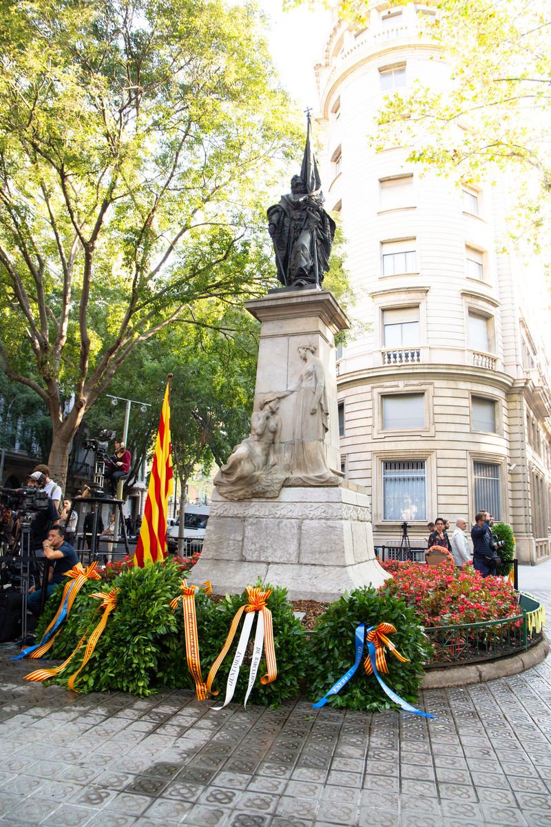 <div class='imageHoverDetail'>
             <p class='imageHoverTitle twoLineBreak'>Monument a Rafael Casanova</p>
             <p class='imageHoverAutor oneLineBreak'>Autor: Marc Lozano</p>
             <button class='imageHoverBtn'>Mostra els detalls de la imatge <span class='sr-only'>Monument a Rafael Casanova</span></button>
             </div>