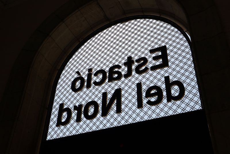 <div class='imageHoverDetail'>
             <p class='imageHoverTitle twoLineBreak'>Estació del Nord. Rètol vist des de l'interior</p>
             <p class='imageHoverAutor oneLineBreak'>Autor: Vicente Zambrano González</p>
             <button class='imageHoverBtn'>Mostra els detalls de la imatge <span class='sr-only'>Estació del Nord. Rètol vist des de l'interior</span></button>
             </div>