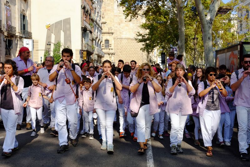 <div class='imageHoverDetail'>
             <p class='imageHoverTitle twoLineBreak'>Cercavila de la Mercè 2017</p>
             <p class='imageHoverAutor oneLineBreak'>Autor: Vicente Zambrano</p>
             <button class='imageHoverBtn'>Mostra els detalls de la imatge <span class='sr-only'>Cercavila de la Mercè 2017</span></button>
             </div>