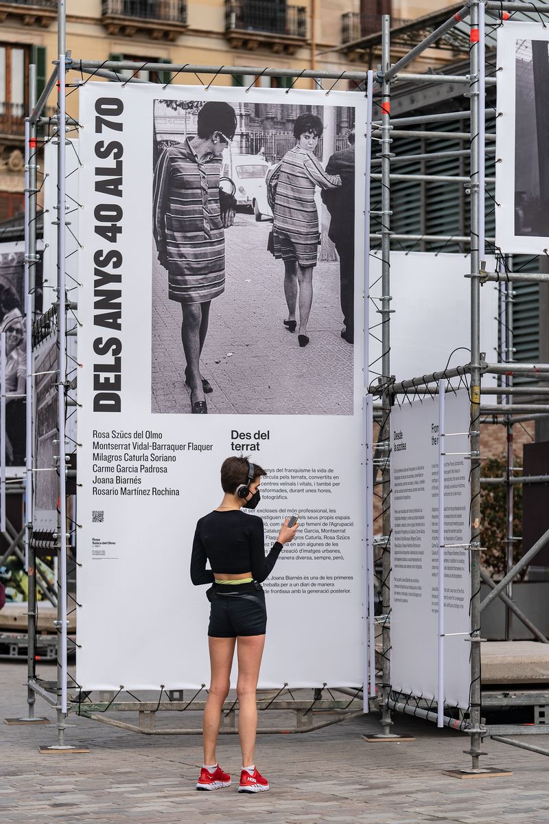 <div class='imageHoverDetail'>
             <p class='imageHoverTitle twoLineBreak'>Una jove visita l'exposició "Barcelona fotògrafes" a l'exterior del CCM El Born</p>
             <p class='imageHoverAutor oneLineBreak'>Autor: Laura Guerrero</p>
             <button class='imageHoverBtn'>Mostra els detalls de la imatge <span class='sr-only'>Una jove visita l'exposició "Barcelona fotògrafes" a l'exterior del CCM El Born</span></button>
             </div>