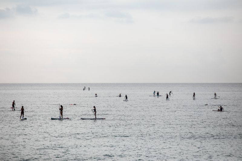 <div class='imageHoverDetail'>
             <p class='imageHoverTitle twoLineBreak'>Persones practicant el surf de rem</p>
             <p class='imageHoverAutor oneLineBreak'>Autor: Edu Bayer</p>
             <button class='imageHoverBtn'>Mostra els detalls de la imatge <span class='sr-only'>Persones practicant el surf de rem</span></button>
             </div>