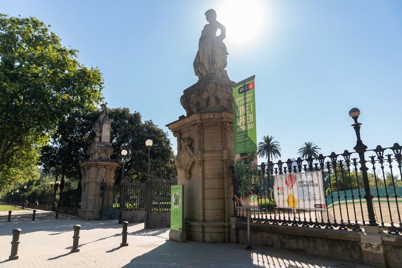 <div class='imageHoverDetail'>
             <p class='imageHoverTitle twoLineBreak'>Entrada al parc de la Ciutadella pel passeig de Pujades</p>
             <p class='imageHoverAutor oneLineBreak'>Autor: Mariona Gil</p>
             <button class='imageHoverBtn'>Mostra els detalls de la imatge <span class='sr-only'>Entrada al parc de la Ciutadella pel passeig de Pujades</span></button>
             </div>