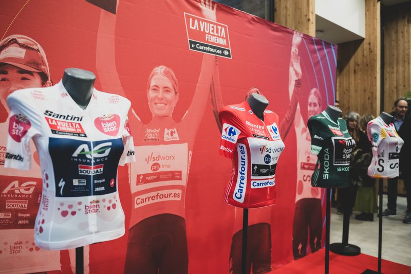 
             Maillots de diferentes equipos ciclistas que participarán en La Vuelta Femeni...
             Autor: Ceci Fimia
             Ver los detalles de la imagen Maillots de diferentes equipos ciclistas que participarán en La Vuelta Femeni...
             