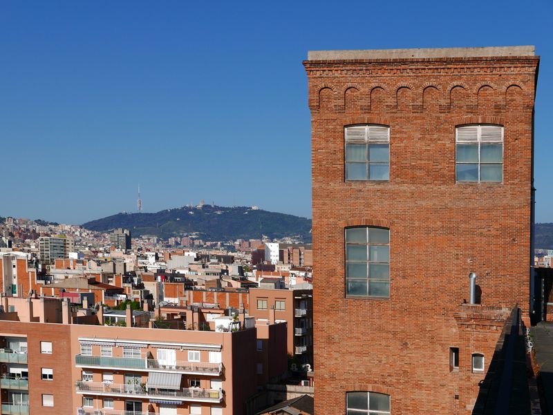 <div class='imageHoverDetail'>
             <p class='imageHoverTitle twoLineBreak'>Exterior de la fàbrica de creació Fabra i Coats</p>
             <p class='imageHoverAutor oneLineBreak'>Autor: Vicente Zambrano</p>
             <button class='imageHoverBtn'>Mostra els detalls de la imatge <span class='sr-only'>Exterior de la fàbrica de creació Fabra i Coats</span></button>
             </div>