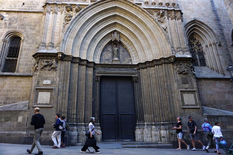 <div class='imageHoverDetail'>
             <p class='imageHoverTitle twoLineBreak'>Portal de Sant Iu. Vista general</p>
             <p class='imageHoverAutor oneLineBreak'>Autor: Vicente Zambrano González</p>
             <button class='imageHoverBtn'>Mostra els detalls de la imatge <span class='sr-only'>Portal de Sant Iu. Vista general</span></button>
             </div>