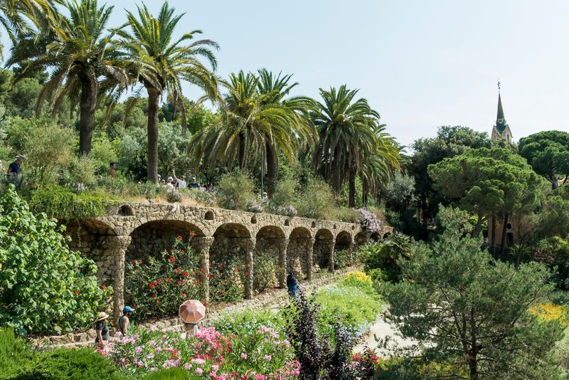<div class='imageHoverDetail'>
             <p class='imageHoverTitle twoLineBreak'>Viaducte del Park Güell</p>
             <p class='imageHoverAutor oneLineBreak'>Autor: Curro Palacios</p>
             <button class='imageHoverBtn'>Mostra els detalls de la imatge <span class='sr-only'>Viaducte del Park Güell</span></button>
             </div>