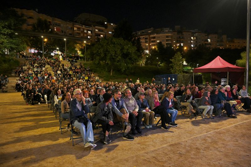 <div class='imageHoverDetail'>
             <p class='imageHoverTitle twoLineBreak'>Els assistents al monòleg 'Humor negra', d'Asaari Bibang, als jardins de Pla ...</p>
             <p class='imageHoverAutor oneLineBreak'>Autor: Pep Herrero</p>
             <button class='imageHoverBtn'>Mostra els detalls de la imatge <span class='sr-only'>Els assistents al monòleg 'Humor negra', d'Asaari Bibang, als jardins de Pla ...</span></button>
             </div>