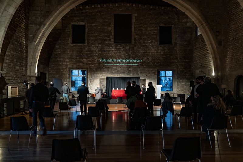 <div class='imageHoverDetail'>
             <p class='imageHoverTitle twoLineBreak'>Saló del Tinell amb el muntatge de la sala perquè tingui lloc l'acte d'homena...</p>
             <p class='imageHoverAutor oneLineBreak'>Autor: Laura Guerrero</p>
             <button class='imageHoverBtn'>Mostra els detalls de la imatge <span class='sr-only'>Saló del Tinell amb el muntatge de la sala perquè tingui lloc l'acte d'homena...</span></button>
             </div>