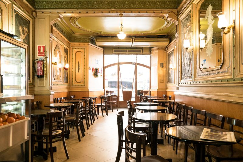 <div class='imageHoverDetail'>
             <p class='imageHoverTitle twoLineBreak'>Interior del Cafè de l'Òpera</p>
             <p class='imageHoverAutor oneLineBreak'>Autor: Clara Soler Chopo</p>
             <button class='imageHoverBtn'>Mostra els detalls de la imatge <span class='sr-only'>Interior del Cafè de l'Òpera</span></button>
             </div>