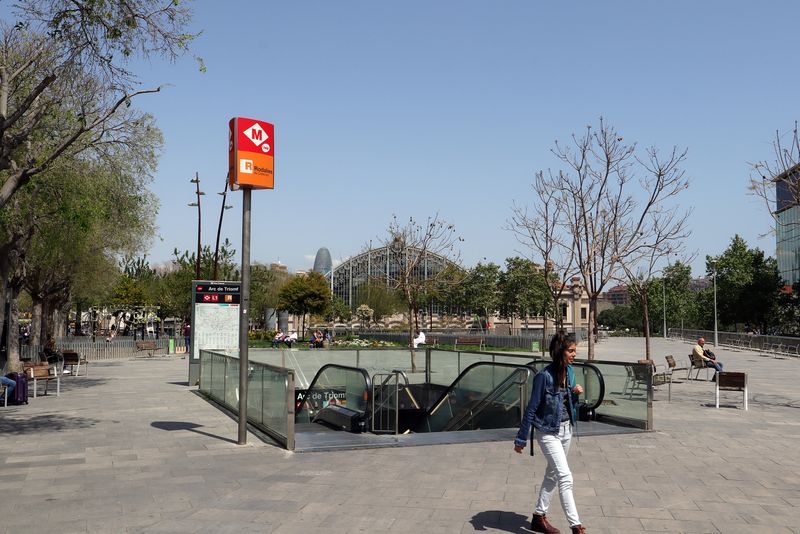 <div class='imageHoverDetail'>
             <p class='imageHoverTitle twoLineBreak'>Estació del Nord. Parada de metro i Rodalies</p>
             <p class='imageHoverAutor oneLineBreak'>Autor: Vicente Zambrano González</p>
             <button class='imageHoverBtn'>Mostra els detalls de la imatge <span class='sr-only'>Estació del Nord. Parada de metro i Rodalies</span></button>
             </div>