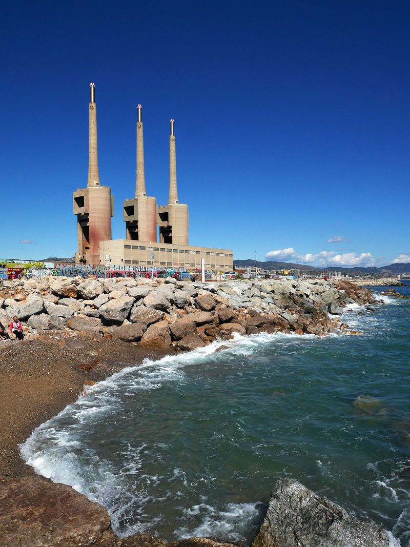 <div class='imageHoverDetail'>
             <p class='imageHoverTitle twoLineBreak'>Les Tres Xemeneis, Tèrmica de Sant Adrià de Besòs. Vista des de la platja</p>
             <p class='imageHoverAutor oneLineBreak'>Autor: Vicente Zambrano González</p>
             <button class='imageHoverBtn'>Mostra els detalls de la imatge <span class='sr-only'>Les Tres Xemeneis, Tèrmica de Sant Adrià de Besòs. Vista des de la platja</span></button>
             </div>