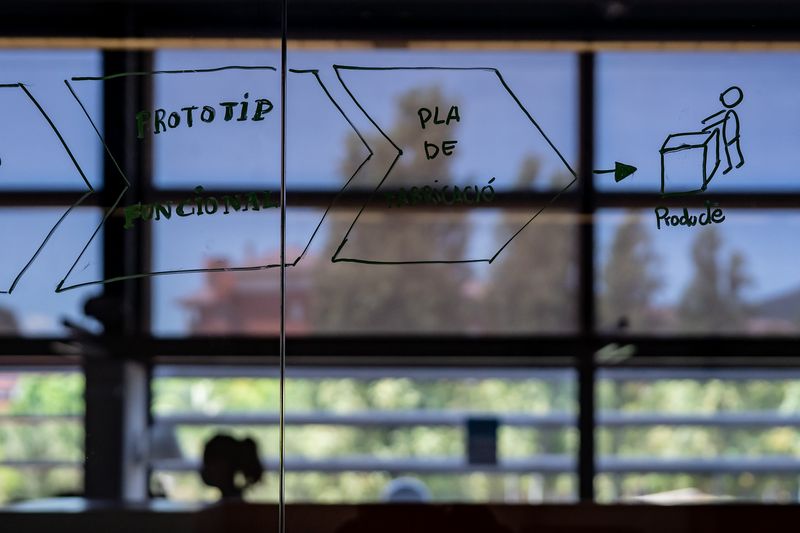 <div class='imageHoverDetail'>
             <p class='imageHoverTitle twoLineBreak'>Pissarra transparent al Parc Tecnològic de Barcelona Activa on apareixen desc...</p>
             <p class='imageHoverAutor oneLineBreak'>Autor: Laura Guerrero</p>
             <button class='imageHoverBtn'>Mostra els detalls de la imatge <span class='sr-only'>Pissarra transparent al Parc Tecnològic de Barcelona Activa on apareixen desc...</span></button>
             </div>