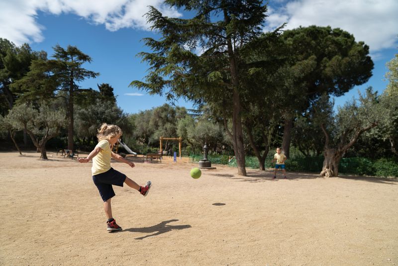 <div class='imageHoverDetail'>
             <p class='imageHoverTitle twoLineBreak'>Un nen juga a pilota en una clariana del Park Güell</p>
             <p class='imageHoverAutor oneLineBreak'>Autor: Martí Petit</p>
             <button class='imageHoverBtn'>Mostra els detalls de la imatge <span class='sr-only'>Un nen juga a pilota en una clariana del Park Güell</span></button>
             </div>