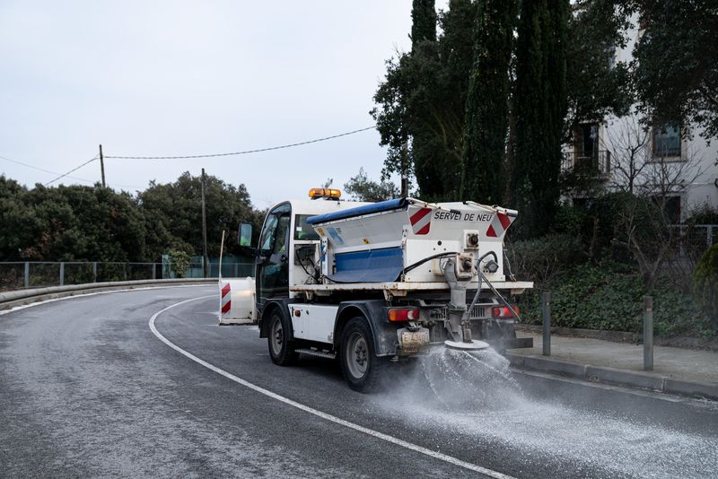 <div class='imageHoverDetail'>
             <p class='imageHoverTitle twoLineBreak'>Camió de Barcelona pel Medi Ambient que va ruixant amb sal la carretera de Va...</p>
             <p class='imageHoverAutor oneLineBreak'>Autor: Martí Petit</p>
             <button class='imageHoverBtn'>Mostra els detalls de la imatge <span class='sr-only'>Camió de Barcelona pel Medi Ambient que va ruixant amb sal la carretera de Va...</span></button>
             </div>