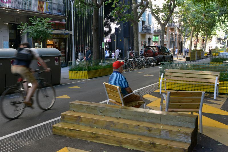 <div class='imageHoverDetail'>
             <p class='imageHoverTitle twoLineBreak'>Home assegut a la zona pacificada del carrer del Comte Borrell (entre Parlame...</p>
             <p class='imageHoverAutor oneLineBreak'>Autor: Òscar Giralt</p>
             <button class='imageHoverBtn'>Mostra els detalls de la imatge <span class='sr-only'>Home assegut a la zona pacificada del carrer del Comte Borrell (entre Parlame...</span></button>
             </div>