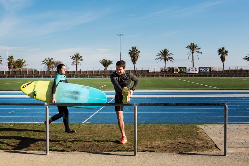 <div class='imageHoverDetail'>
             <p class='imageHoverTitle twoLineBreak'>Complex Esportiu Municipal La Mar Bella. Pista d'atletisme amb un jove estira...</p>
             <p class='imageHoverAutor oneLineBreak'>Autor: Paola de Grenet</p>
             <button class='imageHoverBtn'>Mostra els detalls de la imatge <span class='sr-only'>Complex Esportiu Municipal La Mar Bella. Pista d'atletisme amb un jove estira...</span></button>
             </div>