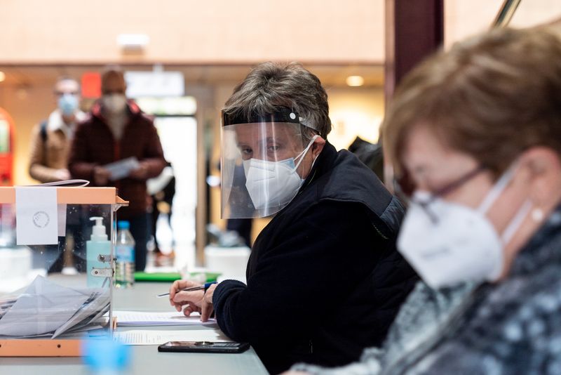 <div class='imageHoverDetail'>
             <p class='imageHoverTitle twoLineBreak'>Interior de la seu del districte de Sant Martí, on hi ha una de les meses en ...</p>
             <p class='imageHoverAutor oneLineBreak'>Autor: Martí Petit</p>
             <button class='imageHoverBtn'>Mostra els detalls de la imatge <span class='sr-only'>Interior de la seu del districte de Sant Martí, on hi ha una de les meses en ...</span></button>
             </div>