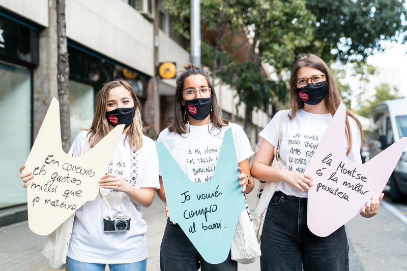 <div class='imageHoverDetail'>
             <p class='imageHoverTitle twoLineBreak'>Joves estudiants de l'Escola Elisava amb elements promocionals del comerç de ...</p>
             <p class='imageHoverAutor oneLineBreak'>Autor: Mònica Moreno</p>
             <button class='imageHoverBtn'>Mostra els detalls de la imatge <span class='sr-only'>Joves estudiants de l'Escola Elisava amb elements promocionals del comerç de ...</span></button>
             </div>