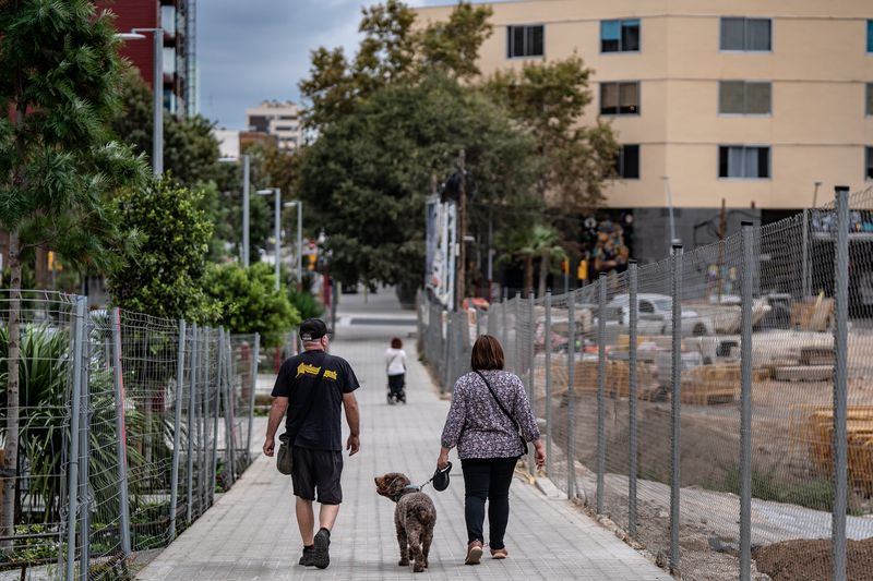 <div class='imageHoverDetail'>
             <p class='imageHoverTitle twoLineBreak'>Una parella passeja el gos per l'eix verd dels carrers dels Almogàvers i Zamora</p>
             <p class='imageHoverAutor oneLineBreak'>Autor: Laura Guerrero</p>
             <button class='imageHoverBtn'>Mostra els detalls de la imatge <span class='sr-only'>Una parella passeja el gos per l'eix verd dels carrers dels Almogàvers i Zamora</span></button>
             </div>