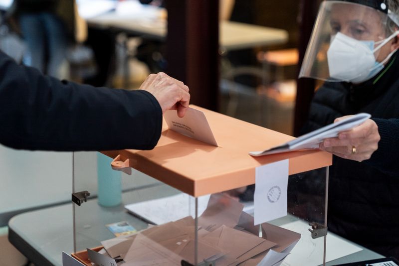 <div class='imageHoverDetail'>
             <p class='imageHoverTitle twoLineBreak'>Un dels votants introdueix el sobre amb la seva papereta dins d'una de les ur...</p>
             <p class='imageHoverAutor oneLineBreak'>Autor: Martí Petit</p>
             <button class='imageHoverBtn'>Mostra els detalls de la imatge <span class='sr-only'>Un dels votants introdueix el sobre amb la seva papereta dins d'una de les ur...</span></button>
             </div>