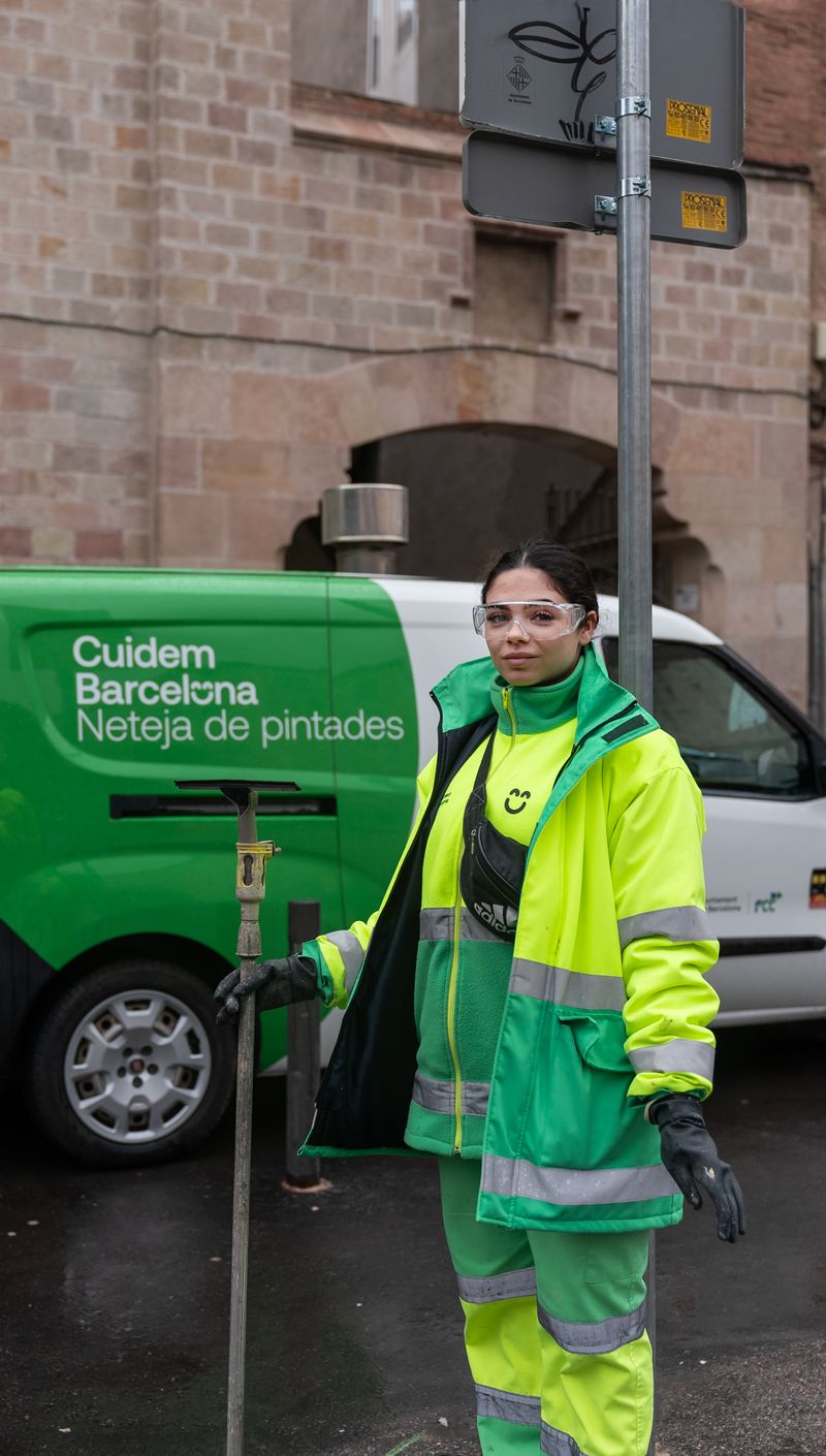 
             Una treballadora de Cuidem Barcelona mirant a càmera. Al darrere, un vehicle ...
             Autor: Lucas Amillano
             Mostra els detalls de la imatge Una treballadora de Cuidem Barcelona mirant a càmera. Al darrere, un vehicle ...
             