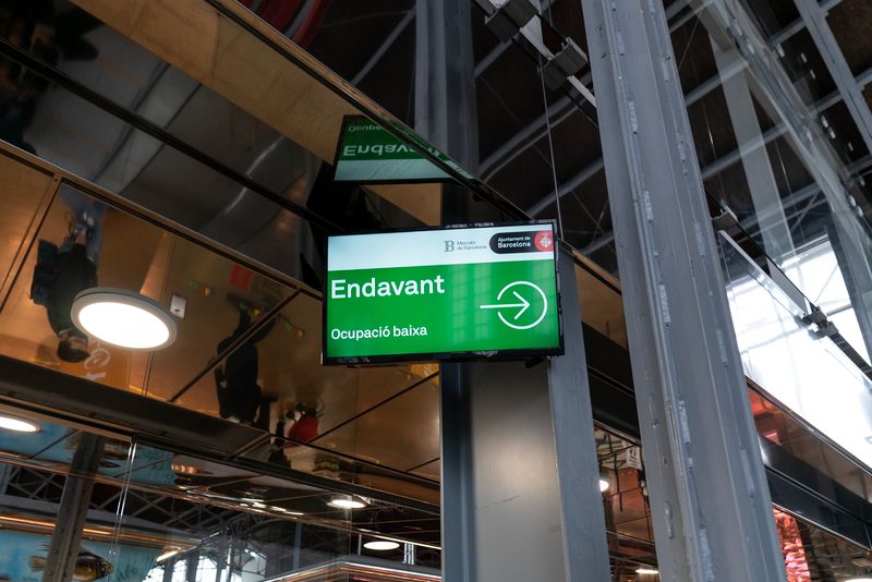 <div class='imageHoverDetail'>
             <p class='imageHoverTitle twoLineBreak'>Pantalla amb la paraula “Endavant” sobre un fons verd que indica que es pot e...</p>
             <p class='imageHoverAutor oneLineBreak'>Autor: Mariona Gil</p>
             <button class='imageHoverBtn'>Mostra els detalls de la imatge <span class='sr-only'>Pantalla amb la paraula “Endavant” sobre un fons verd que indica que es pot e...</span></button>
             </div>