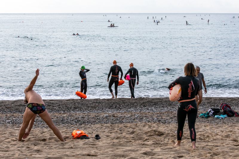 <div class='imageHoverDetail'>
             <p class='imageHoverTitle twoLineBreak'>Nedadors entrant a l'aigua amb els vestits de neoprè, els casquets i les boie...</p>
             <p class='imageHoverAutor oneLineBreak'>Autor: Edu Bayer</p>
             <button class='imageHoverBtn'>Mostra els detalls de la imatge <span class='sr-only'>Nedadors entrant a l'aigua amb els vestits de neoprè, els casquets i les boie...</span></button>
             </div>