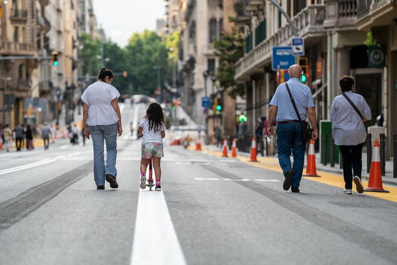 <div class='imageHoverDetail'>
             <p class='imageHoverTitle twoLineBreak'>Famílies passejant per l'itinerari segur de la Via Laietana</p>
             <p class='imageHoverAutor oneLineBreak'>Autor: Martí Petit</p>
             <button class='imageHoverBtn'>Mostra els detalls de la imatge <span class='sr-only'>Famílies passejant per l'itinerari segur de la Via Laietana</span></button>
             </div>