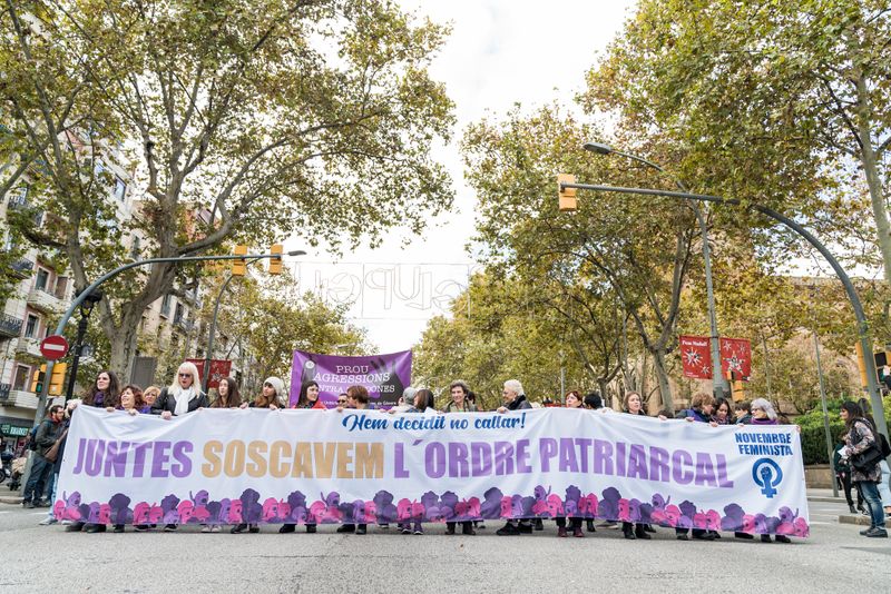 <div class='imageHoverDetail'>
             <p class='imageHoverTitle twoLineBreak'>Pancarta a la capçalera de la manifestació portada per dones on es llegeix "J...</p>
             <p class='imageHoverAutor oneLineBreak'>Autor: Marc Gómez</p>
             <button class='imageHoverBtn'>Mostra els detalls de la imatge <span class='sr-only'>Pancarta a la capçalera de la manifestació portada per dones on es llegeix "J...</span></button>
             </div>