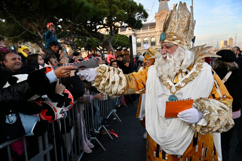 <div class='imageHoverDetail'>
             <p class='imageHoverTitle twoLineBreak'>El Rei Melcior recull les cartes dels nens i les nenes que els han anat a rebre</p>
             <p class='imageHoverAutor oneLineBreak'>Autor: Pep Herrero</p>
             <button class='imageHoverBtn'>Mostra els detalls de la imatge <span class='sr-only'>El Rei Melcior recull les cartes dels nens i les nenes que els han anat a rebre</span></button>
             </div>