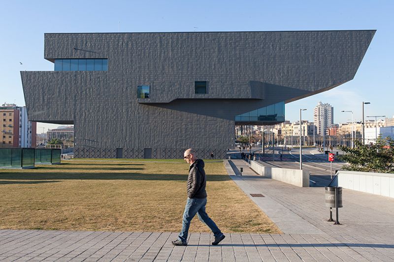 <div class='imageHoverDetail'>
             <p class='imageHoverTitle twoLineBreak'>Vianant caminant pel carrer de Badajoz cruïlla amb Plaça de Glòries Catalanes...</p>
             <p class='imageHoverAutor oneLineBreak'>Autor: Paola de Grenet</p>
             <button class='imageHoverBtn'>Mostra els detalls de la imatge <span class='sr-only'>Vianant caminant pel carrer de Badajoz cruïlla amb Plaça de Glòries Catalanes...</span></button>
             </div>