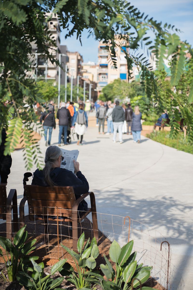 
             Vianants passejant per la festa d’obertura del nou parc de Can Batlló
             Autor: Ceci Fimia
             Mostra els detalls de la imatge Vianants passejant per la festa d’obertura del nou parc de Can Batlló
             