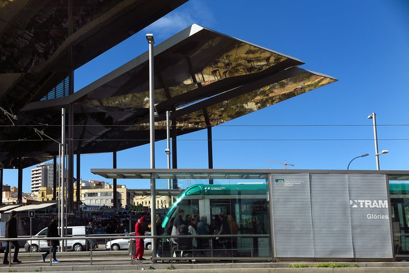 <div class='imageHoverDetail'>
             <p class='imageHoverTitle twoLineBreak'>Tram passant davant els Encants</p>
             <p class='imageHoverAutor oneLineBreak'>Autor: Vicente Zambrano González</p>
             <button class='imageHoverBtn'>Mostra els detalls de la imatge <span class='sr-only'>Tram passant davant els Encants</span></button>
             </div>