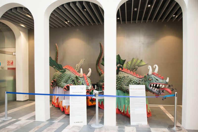 <div class='imageHoverDetail'>
             <p class='imageHoverTitle twoLineBreak'>Figura del bestiari del Drac de Gràcia situat a la seu del Districte de Gràcia.</p>
             <p class='imageHoverAutor oneLineBreak'>Autor: Ceci Fimia</p>
             <button class='imageHoverBtn'>Mostra els detalls de la imatge <span class='sr-only'>Figura del bestiari del Drac de Gràcia situat a la seu del Districte de Gràcia.</span></button>
             </div>