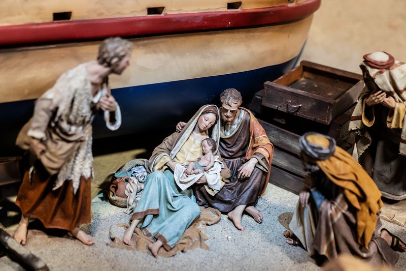 <div class='imageHoverDetail'>
             <p class='imageHoverTitle twoLineBreak'>Escena del naixement a cel ras, al costat d’una barcassa, i adoració dels pas...</p>
             <p class='imageHoverAutor oneLineBreak'>Autor: Laura Guerrero</p>
             <button class='imageHoverBtn'>Mostra els detalls de la imatge <span class='sr-only'>Escena del naixement a cel ras, al costat d’una barcassa, i adoració dels pas...</span></button>
             </div>