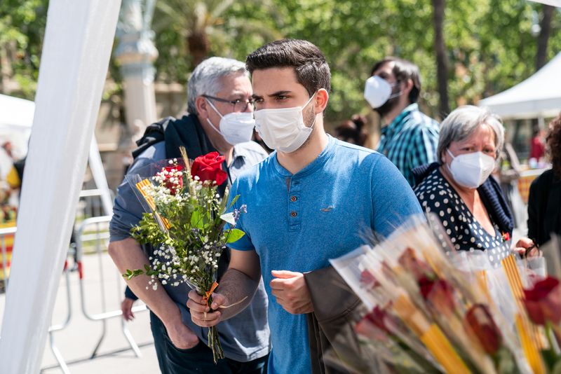 <div class='imageHoverDetail'>
             <p class='imageHoverTitle twoLineBreak'>Un home porta a la mà una rosa acabada de comprar a la parada d’una florister...</p>
             <p class='imageHoverAutor oneLineBreak'>Autor: Mònica Moreno</p>
             <button class='imageHoverBtn'>Mostra els detalls de la imatge <span class='sr-only'>Un home porta a la mà una rosa acabada de comprar a la parada d’una florister...</span></button>
             </div>