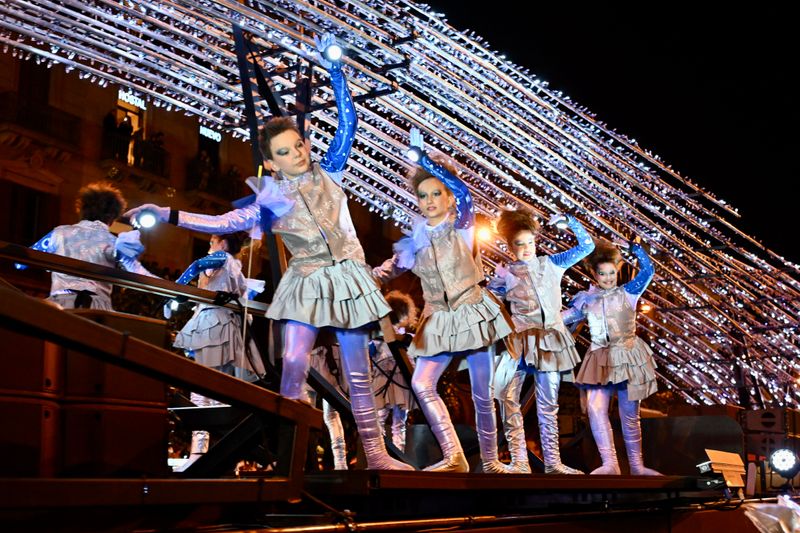 <div class='imageHoverDetail'>
             <p class='imageHoverTitle twoLineBreak'>Coreografia del seguici de la patge Estel a la carrossa que transporta l’este...</p>
             <p class='imageHoverAutor oneLineBreak'>Autor: Pep Herrero</p>
             <button class='imageHoverBtn'>Mostra els detalls de la imatge <span class='sr-only'>Coreografia del seguici de la patge Estel a la carrossa que transporta l’este...</span></button>
             </div>