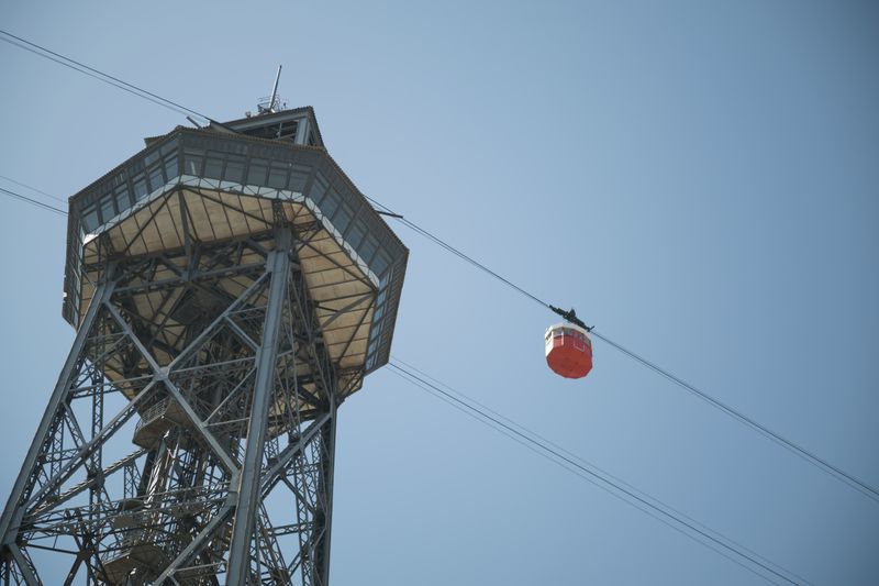 <div class='imageHoverDetail'>
             <p class='imageHoverTitle twoLineBreak'>Imatge del Telefèric del Port el dia de l’obertura a la ciutat del Moll de Ba...</p>
             <p class='imageHoverAutor oneLineBreak'>Autor: Ceci Fimia</p>
             <button class='imageHoverBtn'>Mostra els detalls de la imatge <span class='sr-only'>Imatge del Telefèric del Port el dia de l’obertura a la ciutat del Moll de Ba...</span></button>
             </div>