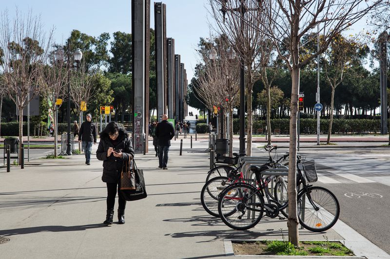 
             Persones passejant pel final de la Rambla del Poblenou amb el Passeig de Calvell
             Autor: Paola de Grenet
             Mostra els detalls de la imatge Persones passejant pel final de la Rambla del Poblenou amb el Passeig de Calvell
             
