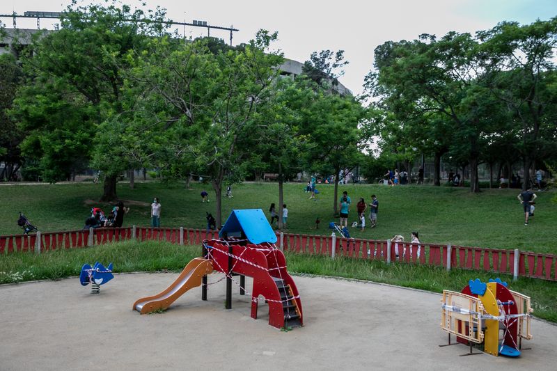 
             Jardins de la Maternitat amb la zona de jocs infantils tancada i la gent reun...
             Autor: Edu Bayer
             Mostra els detalls de la imatge Jardins de la Maternitat amb la zona de jocs infantils tancada i la gent reun...
             