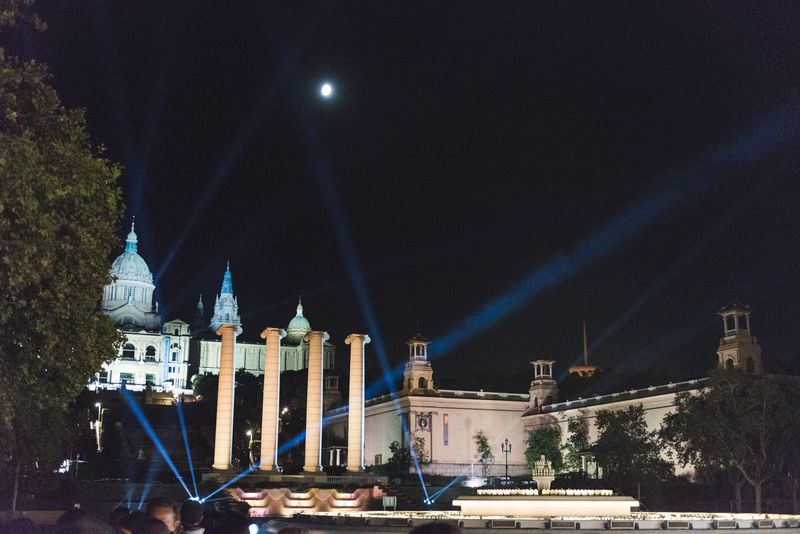 <div class='imageHoverDetail'>
             <p class='imageHoverTitle twoLineBreak'>La Font Màgica amb raigs de llum durant el Piromusical, amb les Quatre Column...</p>
             <p class='imageHoverAutor oneLineBreak'>Autor: Ceci Fimia</p>
             <button class='imageHoverBtn'>Mostra els detalls de la imatge <span class='sr-only'>La Font Màgica amb raigs de llum durant el Piromusical, amb les Quatre Column...</span></button>
             </div>