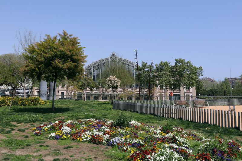 <div class='imageHoverDetail'>
             <p class='imageHoverTitle twoLineBreak'>Estació del Nord. Parc</p>
             <p class='imageHoverAutor oneLineBreak'>Autor: Vicente Zambrano González</p>
             <button class='imageHoverBtn'>Mostra els detalls de la imatge <span class='sr-only'>Estació del Nord. Parc</span></button>
             </div>