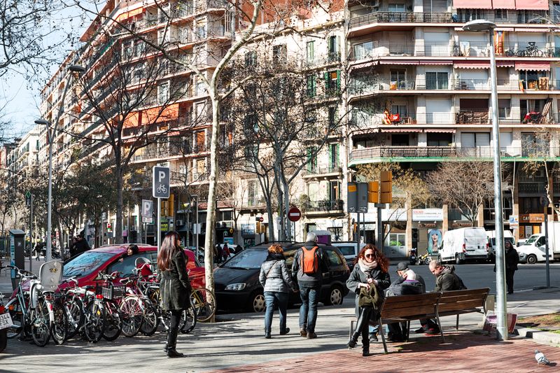 <div class='imageHoverDetail'>
             <p class='imageHoverTitle twoLineBreak'>Persones a l'Avinguda Mistral</p>
             <p class='imageHoverAutor oneLineBreak'>Autor: Paola de Grenet</p>
             <button class='imageHoverBtn'>Mostra els detalls de la imatge <span class='sr-only'>Persones a l'Avinguda Mistral</span></button>
             </div>