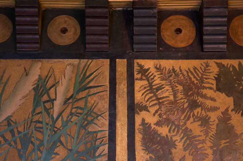 <div class='imageHoverDetail'>
             <p class='imageHoverTitle twoLineBreak'>Casa Vicens. Habitació principal. Detall dels estucs de joncs i canyes i el d...</p>
             <p class='imageHoverAutor oneLineBreak'>Autor: Pepe Navarro</p>
             <button class='imageHoverBtn'>Mostra els detalls de la imatge <span class='sr-only'>Casa Vicens. Habitació principal. Detall dels estucs de joncs i canyes i el d...</span></button>
             </div>