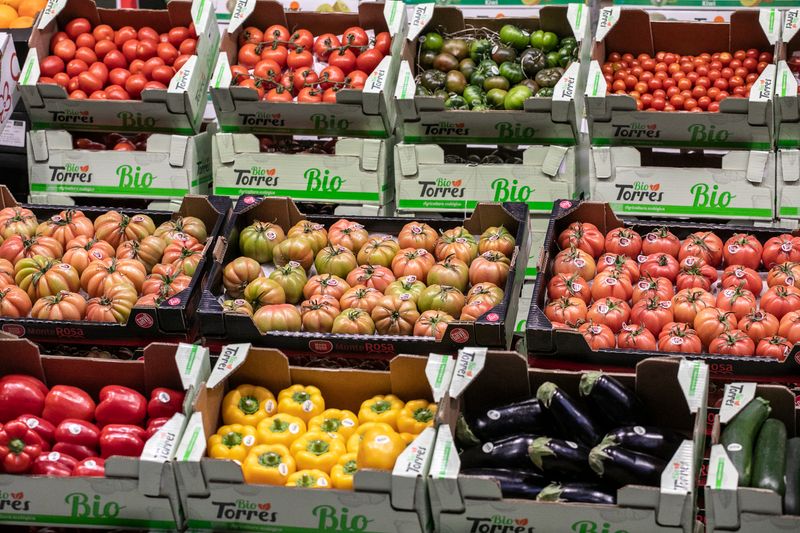 <div class='imageHoverDetail'>
             <p class='imageHoverTitle twoLineBreak'>Caixes amb tomàquets, pebrots, albergínies i carbassons d’una de les distribu...</p>
             <p class='imageHoverAutor oneLineBreak'>Autor: Edu Bayer</p>
             <button class='imageHoverBtn'>Mostra els detalls de la imatge <span class='sr-only'>Caixes amb tomàquets, pebrots, albergínies i carbassons d’una de les distribu...</span></button>
             </div>