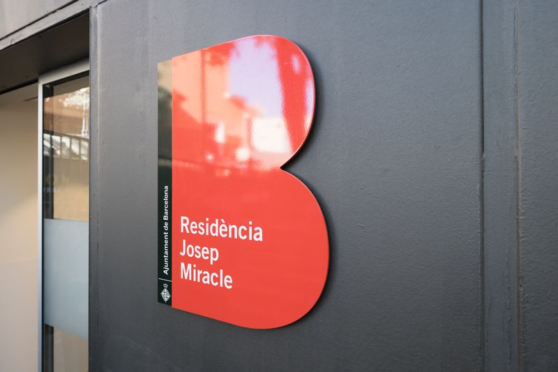 <div class='imageHoverDetail'>
             <p class='imageHoverTitle twoLineBreak'>Cartell de la residència Josep Miracle</p>
             <p class='imageHoverAutor oneLineBreak'>Autor: Ceci Fimia</p>
             <button class='imageHoverBtn'>Mostra els detalls de la imatge <span class='sr-only'>Cartell de la residència Josep Miracle</span></button>
             </div>