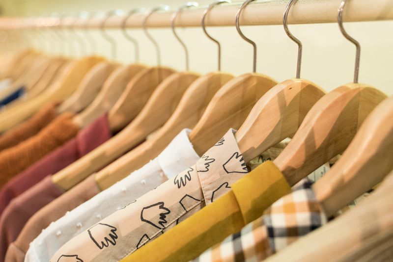 <div class='imageHoverDetail'>
             <p class='imageHoverTitle twoLineBreak'>Camises exposades en un penjador</p>
             <p class='imageHoverAutor oneLineBreak'>Autor: Clara Soler Chopo</p>
             <button class='imageHoverBtn'>Mostra els detalls de la imatge <span class='sr-only'>Camises exposades en un penjador</span></button>
             </div>