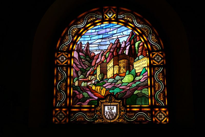 <div class='imageHoverDetail'>
             <p class='imageHoverTitle twoLineBreak'>Església dels Josepets. Vitrall</p>
             <p class='imageHoverAutor oneLineBreak'>Autor: Vicente Zambrano González</p>
             <button class='imageHoverBtn'>Mostra els detalls de la imatge <span class='sr-only'>Església dels Josepets. Vitrall</span></button>
             </div>