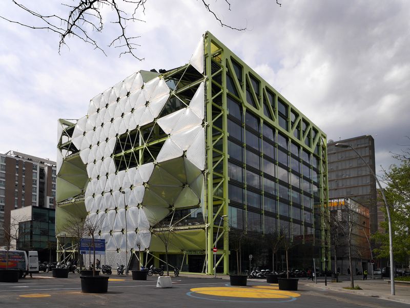 <div class='imageHoverDetail'>
             <p class='imageHoverTitle twoLineBreak'>Edifici MediaTIC</p>
             <p class='imageHoverAutor oneLineBreak'>Autor: Vicente Zambrano</p>
             <button class='imageHoverBtn'>Mostra els detalls de la imatge <span class='sr-only'>Edifici MediaTIC</span></button>
             </div>